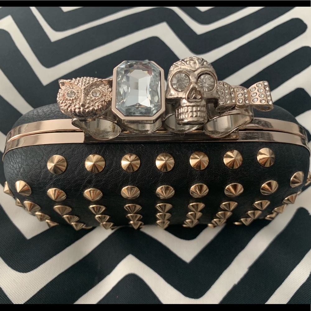 Ring handle studded clutch